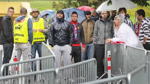 ekn na zatek volnho prodeje balk lstk na zpasy FC Viktoria Plze v zkladn skupin Ligy mistr. Prvn skupina fanouk pijela u v pondl veer z Teplic.