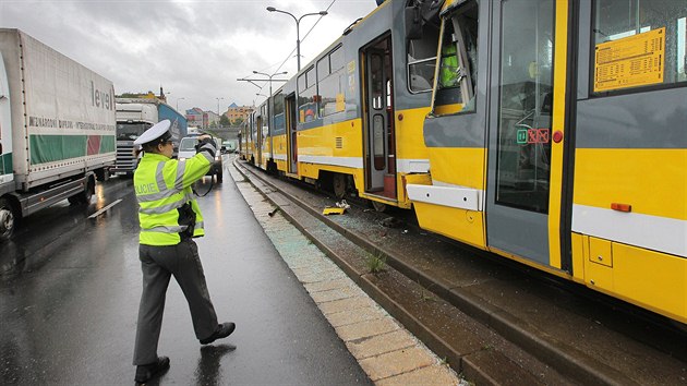 Srka dvou tramvaj na Karlovarsk td v Plzni.