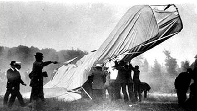 17. září 1908 - první smrtelná letecká nehoda v historii. Letounu pilotovanému Orvillem Wrightem se utrhla vrtule a stroj se střemhlav zřítil z 20 metrů.