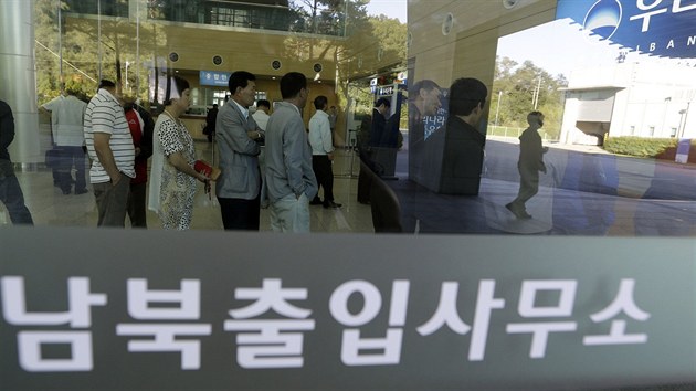 Fronta Jihokorejc ped smnrnou v pondl 16. z 2013, kdy se znovu otevela prmyslov zna Kesong.