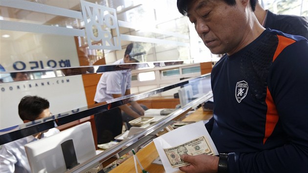 Ped optovnm otevenm prmyslov zny Kesong si Jihokorejci museli vymnit penze, jihokorejsk wony mn za dolary.