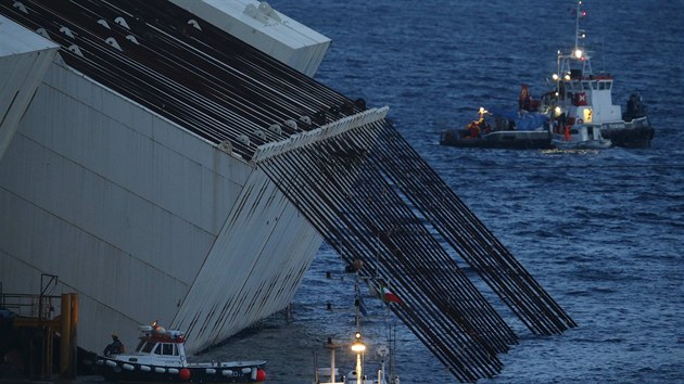 Ocelová lana mají loď ležící na boku postavit, aby mohla být v dalších měsících odtažena.