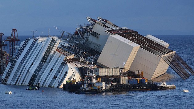 Vyzdvižení vraku představuje operaci, která v dějinách námořnictva nemá obdoby. Costa Concordia váží 114 500 tun a je dvakrát těžší než Titanic.
