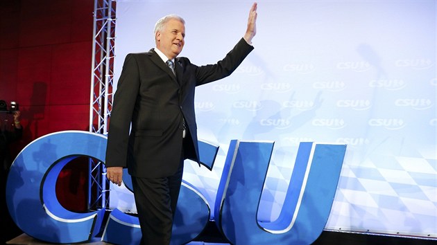 Bavorsk premir a f CSU Horst Seehofer vyhrl zemsk volby v Bavorsku.