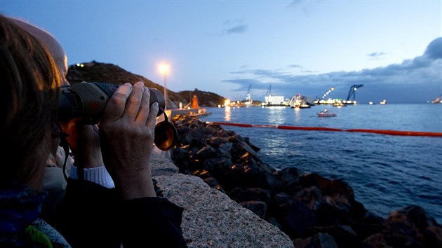 Vyzdvihovn vraku lodi Costa Concordia sledovali lid od pondlnho brzkho rna.