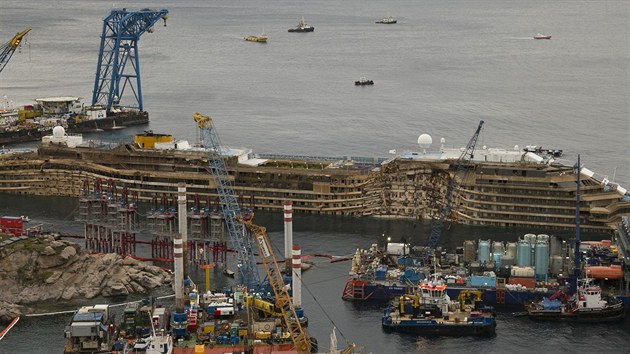 Pohled na bon st lodi Costa Concordia, kter leela ponoen ve vod od havrie 13. ledna 2012 a do napmen 16. z 2013.