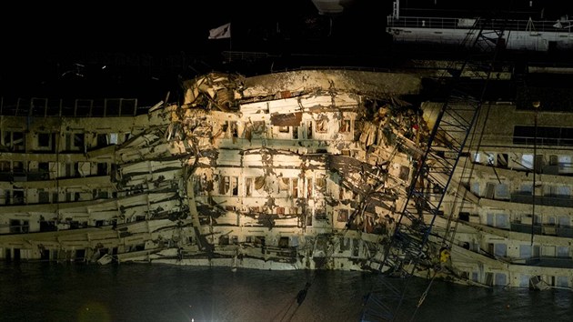 Napřímení odhalilo rozsah zkázy lodě, které havarovala 13. ledna 2012. Pohled na pravobok, který byl 20 měsíců pod vodou.