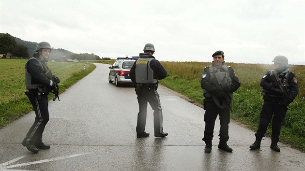 Silnici k pytlkov statku v Grossprielu rakousk policie uzavela. Oblhn trvalo pt  hodin.