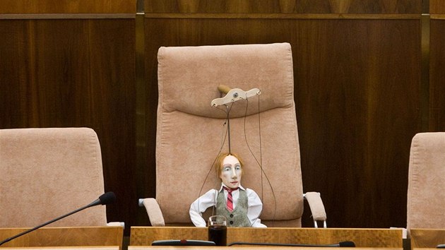 Msto premira Fica sed na jeho kesle v parlamentu loutka. Nahoe pedseda parlamentu Pavol Paka (Smr-SD).