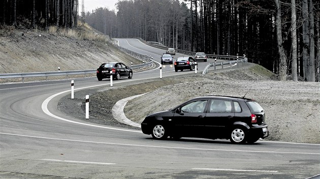 Severní část silnice přes Červenohorské sedlo po dokončení oprav a rozšíření v roce 2008.