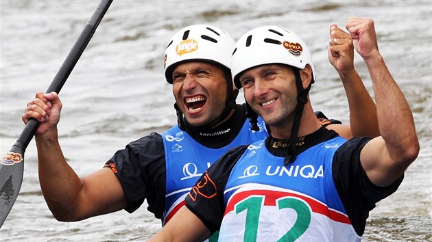 Jaroslav Volf (vpravo) a Ondej tpnek se stali v Praze vicemistry svta ve vodnm slalomu.