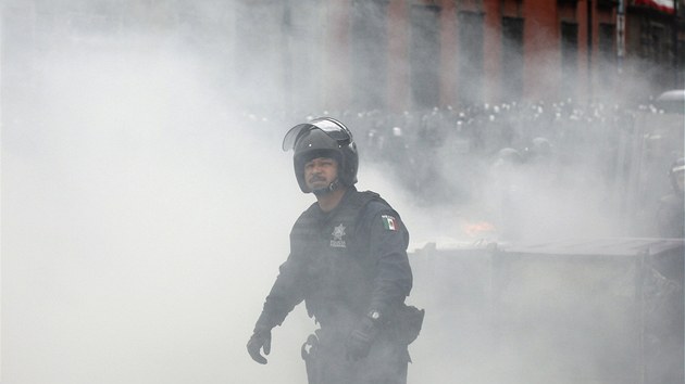 Policie pouila proti demonstrantm v hlavnm mst Mexika vodn dla a slzn plyn. 