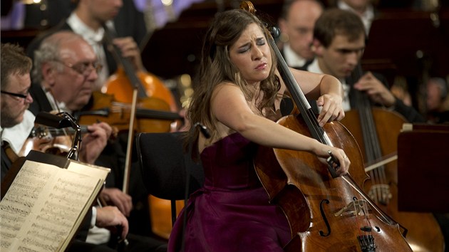 Americk violoncellistka Alisa Weilersteinov zahjila s eskou filharmoni mezinrodn hudebn festival Dvokova Praha (10. z 2013).