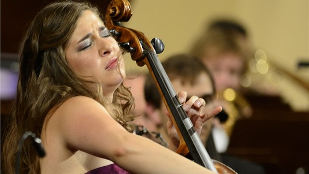 Americk violoncellistka Alisa Weilersteinov zahjila s eskou filharmoni mezinrodn hudebn festival Dvokova Praha (10. z 2013).