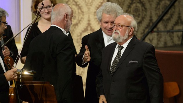 Krzysztof Penderecki (vpravo) dkuje publiku za ovace po uveden jeho Adagia ze 3. symfonie (10. z 2013).