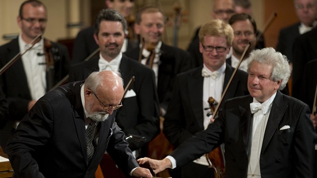 Krzysztof Penderecki (vlevo) dkuje publiku za ovace po uveden jeho Adagia ze 3. symfonie (10. z 2013).
