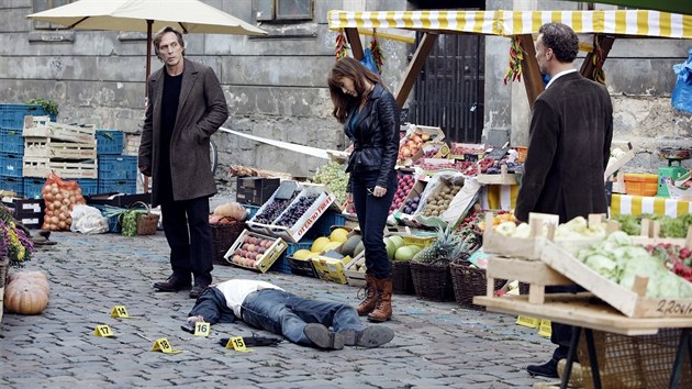 William Fichtner v prvn ad serilu Bez hranic (Crossing Lines)