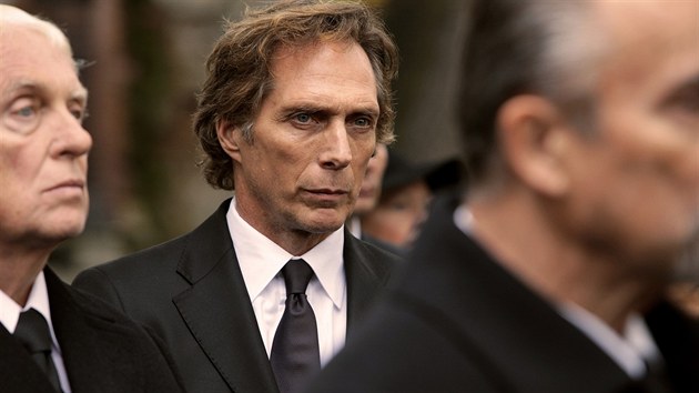 William Fichtner v prvn ad serilu Bez hranic (Crossing Lines)