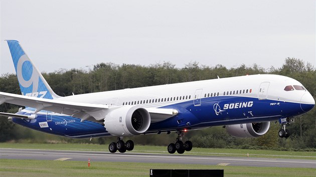 Boeing 787-9 vzlt ke svmu prvnmu zkuebnmu letu z letit Paine Field. 