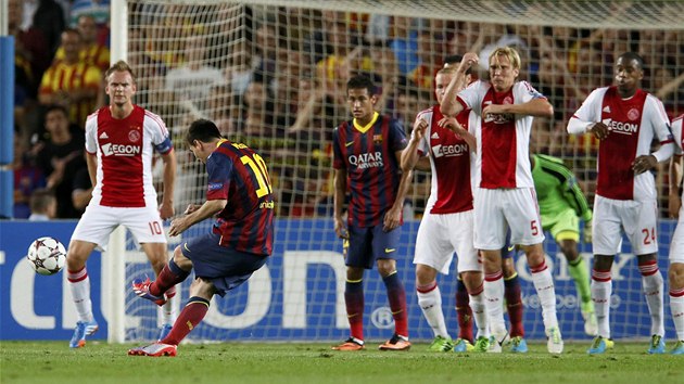 GLOV STELA. Barcelonsk Lionel Messi skruje proti Ajaxu z pmho kopu.