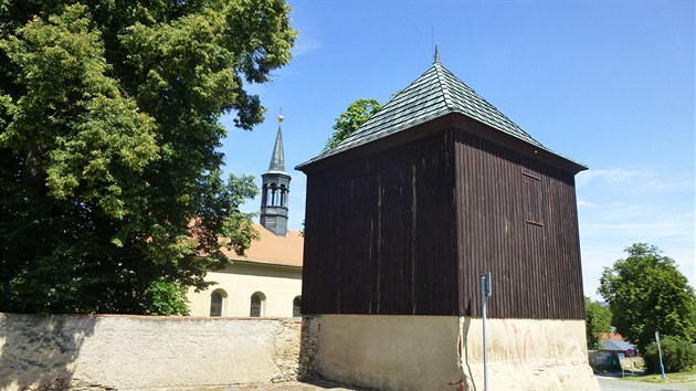Dřevěná zvonice v Hostivaři je součástí areálu hostivařského kostela Stětí sv. Jana Křtitele. Jedna z nejstarších dochovaných zvonic v Čechách.