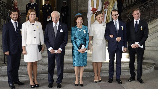 Švédská královská rodina: princ Carl Philip, princezna Madeleine, král Carl XVI. Gustaf, královna Silvia, korunní princezna Victoria s manželem Danielem a manžel princezny Madeleine Christopher O'Neill (15. září 2013)