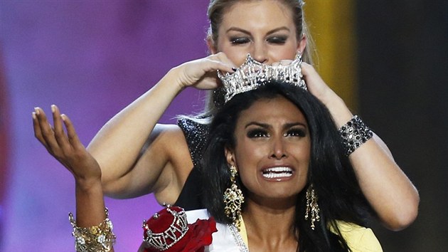 Loňská vítězka soutěže Miss America Mallory Haganová korunuje letošní královnu krásy Ninu Davuluriovou (15. září 2013).