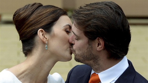 Prvn novomanelsk polibek si lucembursk princ Flix a Claire Lademacherov vymnili v Knigsteinu 17. srpna 2013.