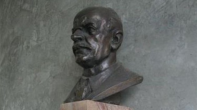 Ukraden� busta Emila Kolbena