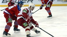 O puk bojují Nathan Oystrick ze Lva (vlevo) a Alexander Koroljuk z Podolska.