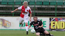 Tomá Miola (vlevo) na archivním snímku ze záí roku 2013 v dresu Slavie Praha