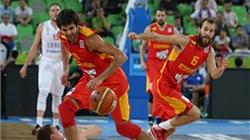 �pan�lský basketbalista Ricky Rubio (s mí�em) vyrá�í do útoku. Se svými