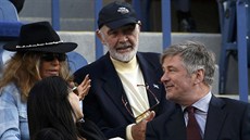 Muské finále US Open sledovali herci Sean Connery (druhý zprava) a Alec...