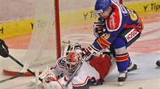 DRAZ PED BRANKOU. Havlíkobrodský gólman Daniel Dolej v souboji s...