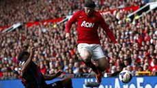 ROONEY S HLAVOU OBVÁZANOU. Wayne Rooney (vpravo) z Manchesteru United bojuje o...