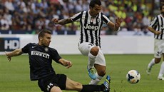 JÁ T NEPUSTÍM DOPEDU. Obránce Interu Milán Hugo Campagnaro (vlevo) brání v...