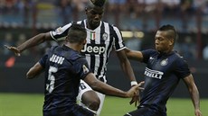 ZKŘÍŽÍME TI CESTU. Záložníka Juventusu Turín Paula Pogbu (uprostřed) brání hned...