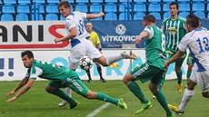 STELEC PRVNÍHO GÓLU PADÁ. Jakub tochl z vrovických Bohemians (vlevo v...