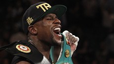 OBHÁJIL. Floyd Mayweather zstal boxerským ampionem organizací WBC a WBA v...