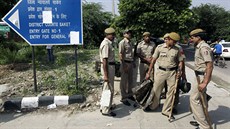 Skupina indických policist dohlíí na bezpenost ped soudem v Novém Dillí,...