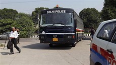 Ped budovu soudu v Novém Dillí pijídí autobus s tveicí mu obvinných z...