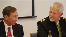 Americký generál a bývalý éf CIA David Petraeus s náelníkem generálního tábu