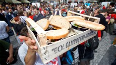 Dobrovolníci rozdávali na Václavském nám�stí v Praze jídlo pro tisíc lidí,