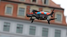 Kamerový dron na p�edvolebním mítinku CDU v Drá��anech. (16. zá�í 2013)