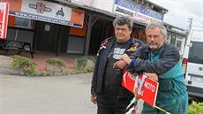 Brati Petr (vlevo) a Pavel Bratránkovi bojují o záchranu své prodejny...