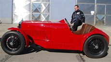 Michal Kania z kop�ivnické firmy Eccora nastupuje do renovovaného vozu Wikov