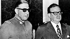 Augusto Pinochet (vlevo) na archivním snímku spolu s prezidentem Salvadorem