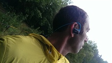 V u�ích sedí walkman perfektn�. Ovládací prvky jsou v�dy na dosah.