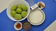 Ingredience potřebné na výrobu domácího ořechového likéru