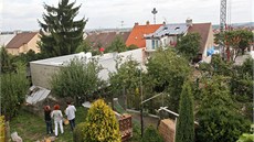 Ve Znojemské ulici v T�ebí�i buduje podnikatel na zahrad� - a� po hranice